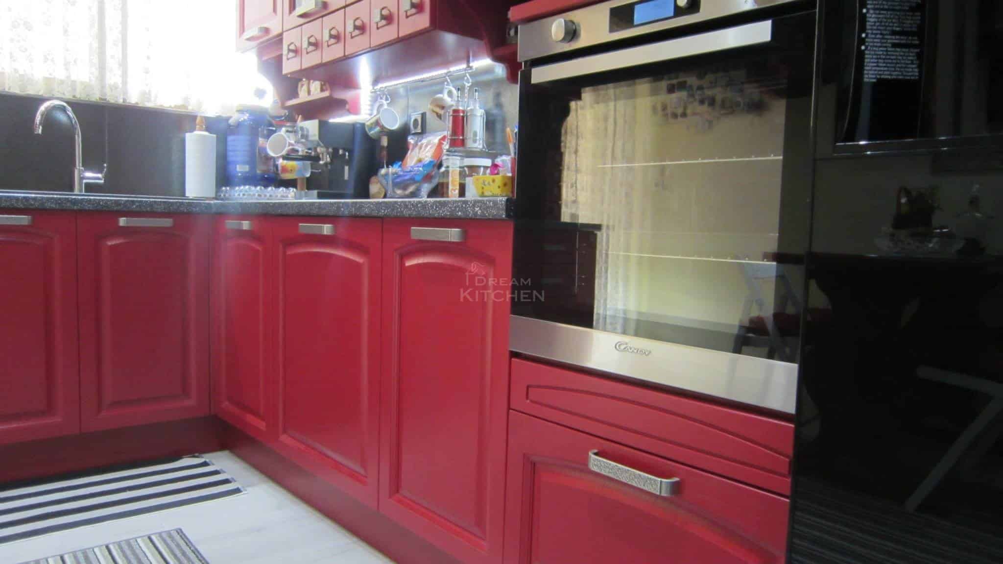 κουζίνα ημιμασίφ σε κόκκινο χρωματισμό
