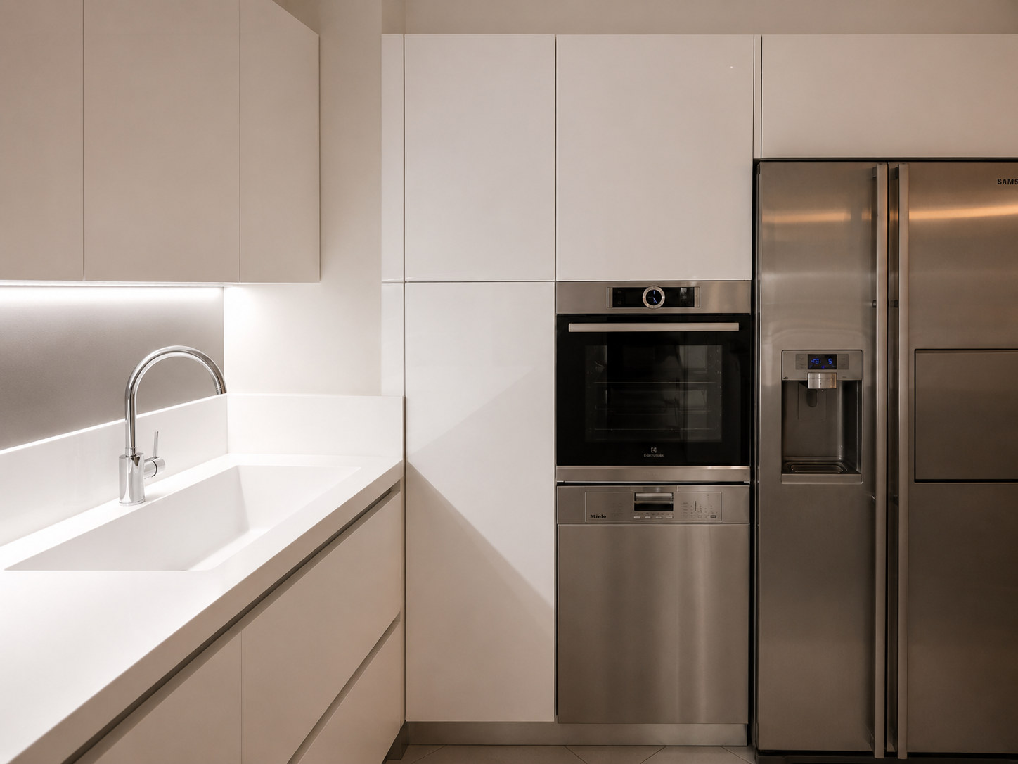MobilCasa — White Lacquered Kitchen with a Gola handle & Corian® worktop · built-in appliances