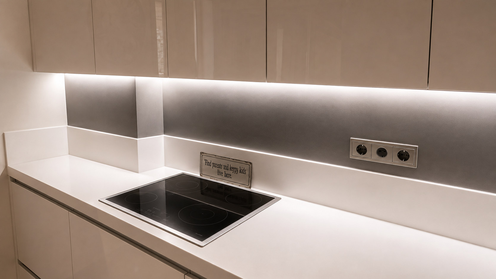 MobilCasa — White Lacquered Kitchen with a Gola handle & Corian® worktop · worktop detail