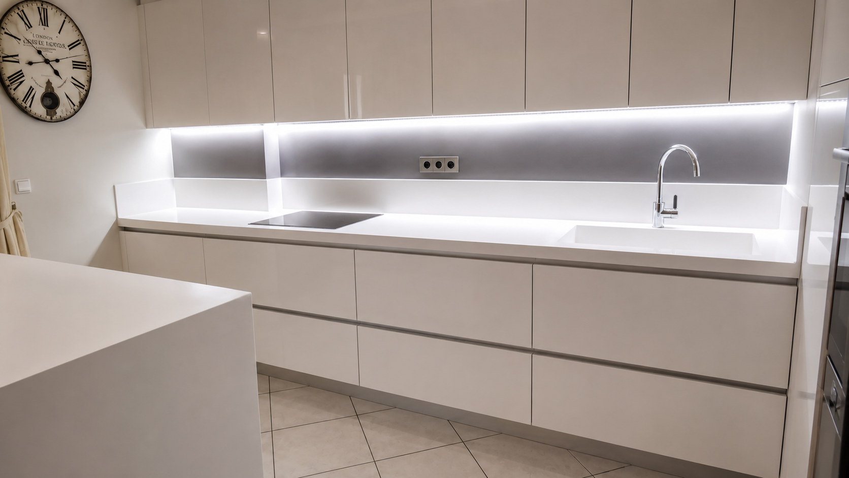 MobilCasa — White Lacquer Kitchen with Gola Handle & Corian® Worktop · space view