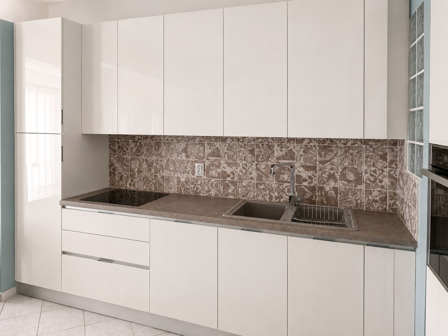 Detail of the HPL worktop and decorative splashback, Febal Origina Avorio kitchen