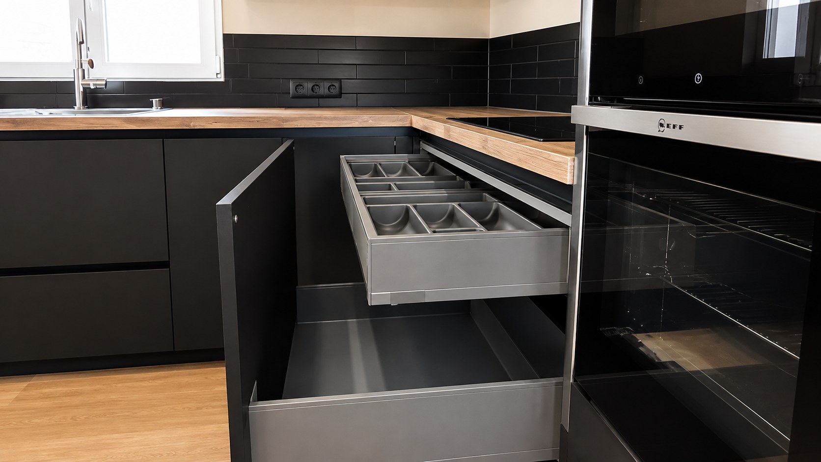 Cutlery-organiser drawer and built-in oven, Gentili kitchen — Ilioupoli