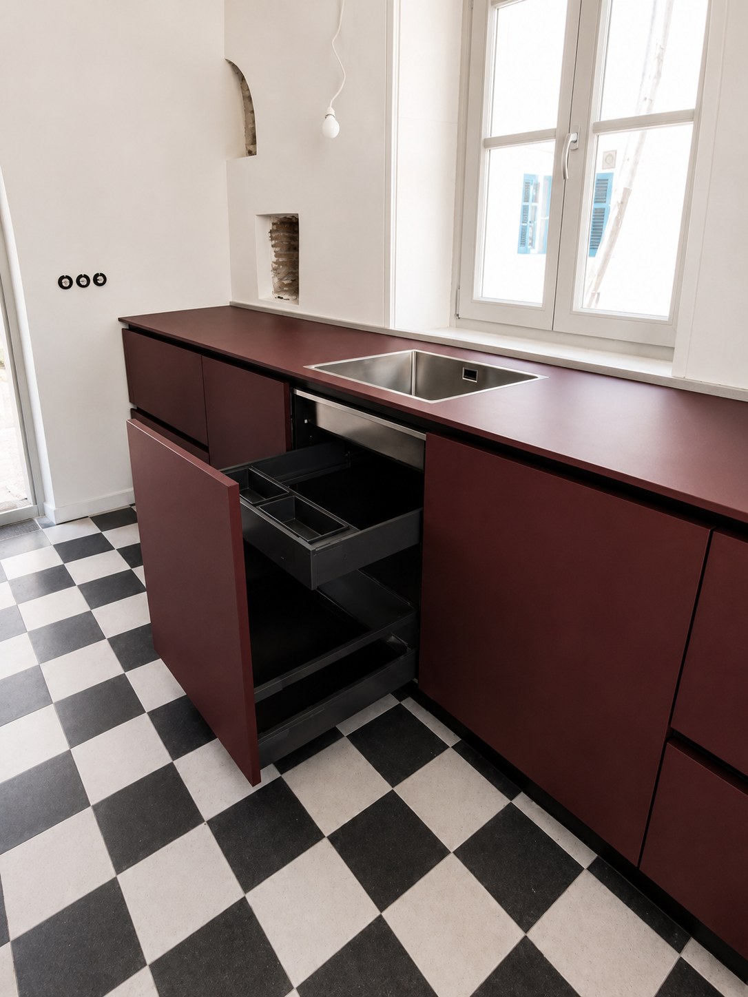 Gentili Time Kitchen in Fenix NTM Rosso Jaipur — Skiathos · Drawer detail