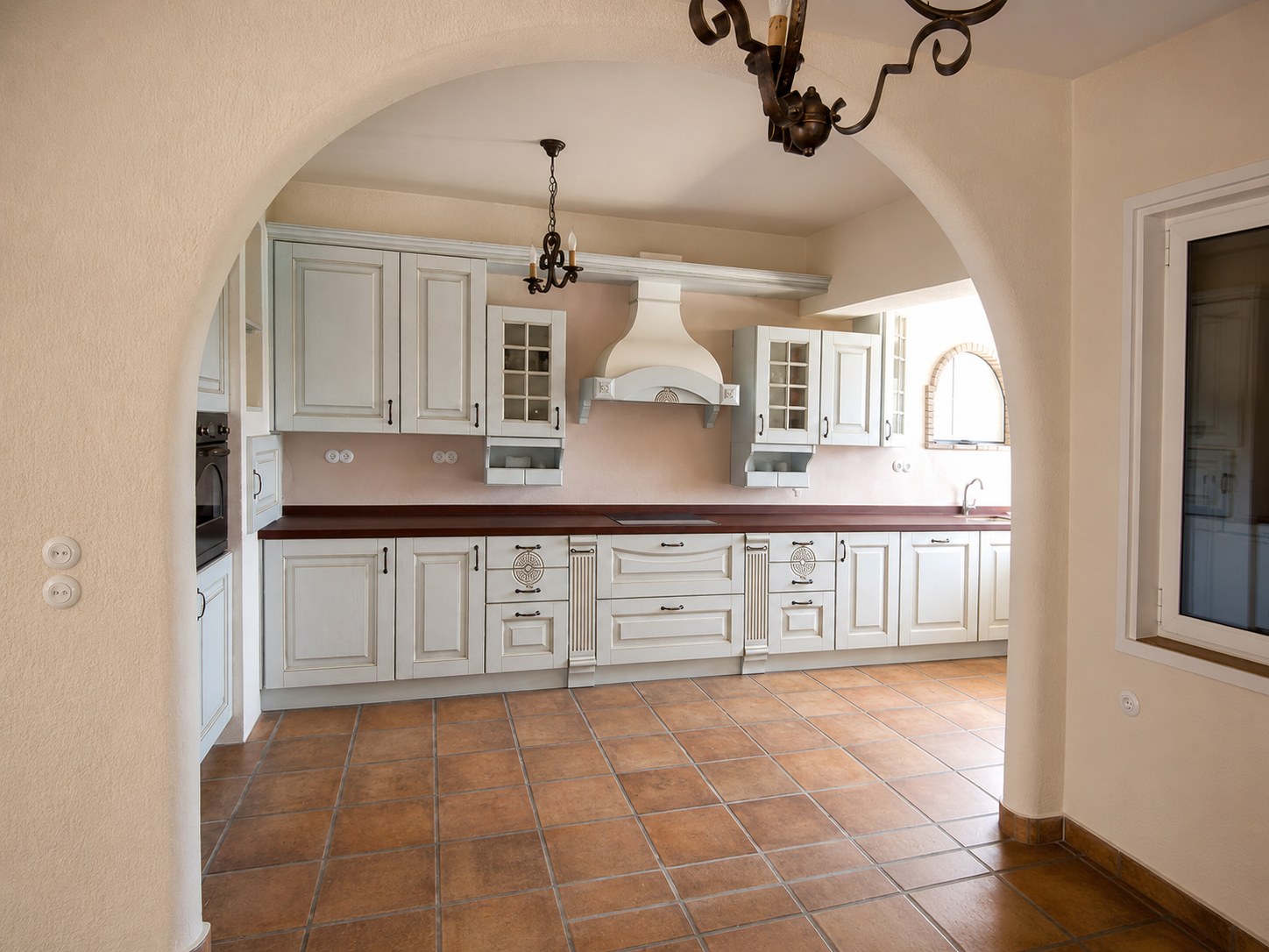 Sira Eva Acqua di Mare — view through the archway, rustic kitchen with a terracotta floor