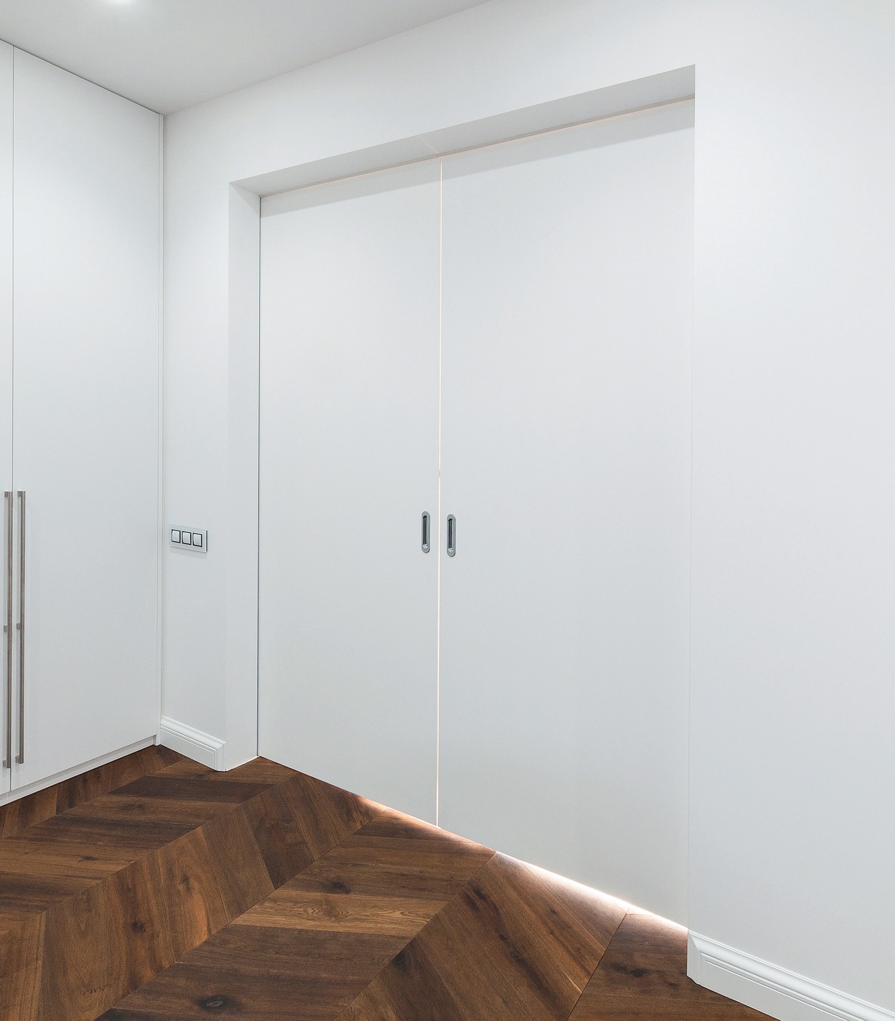 Barausse Flush-to-wall doors — Flush-to-wall doors detail in a real interior