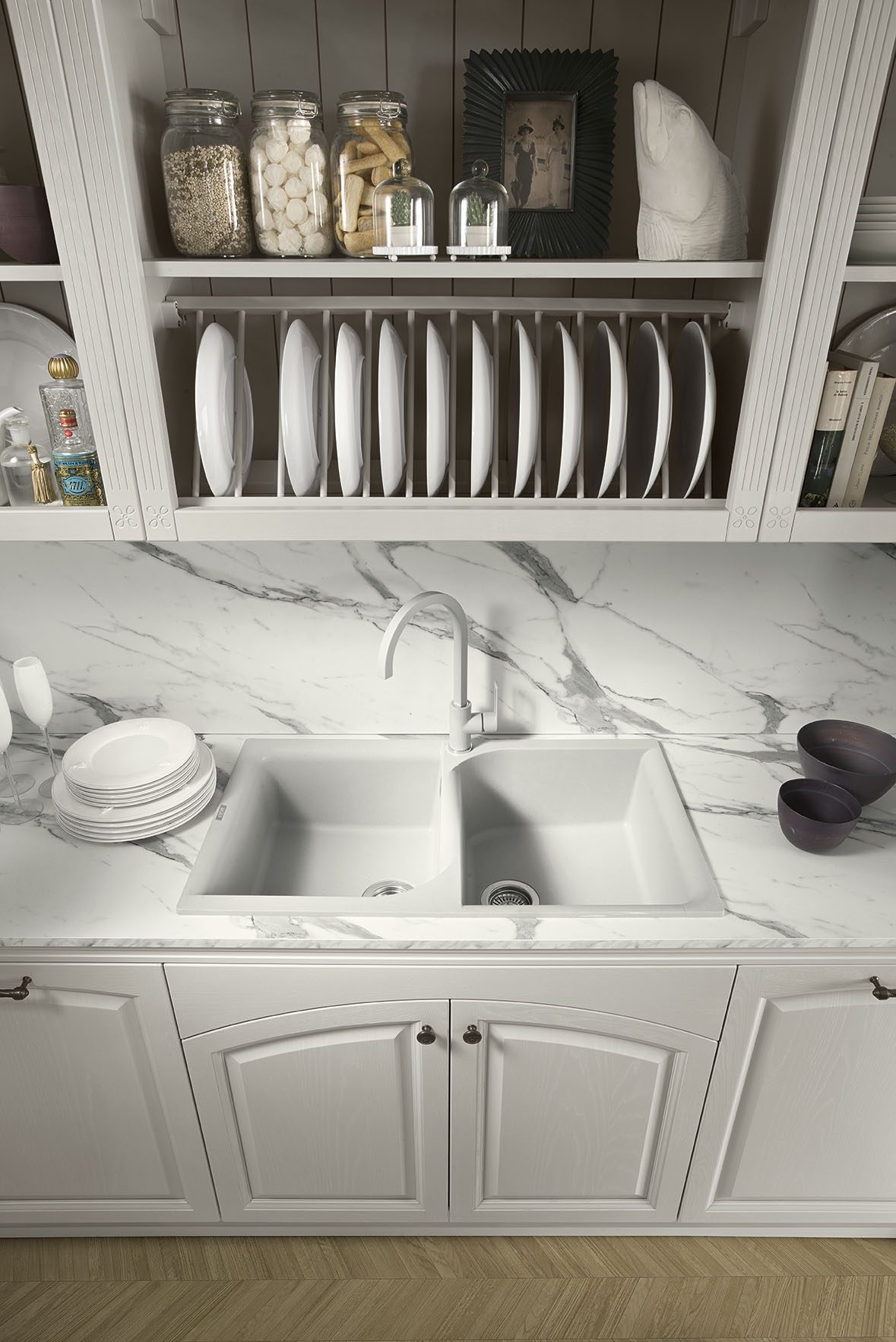 Febal Casa Gala 01 · Bianco & Calacatta — Νεροχύτης & Πιατοθήκη